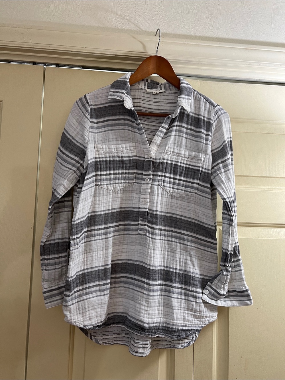 beachlunchlounge Gray & White Plaid Lightweight Button-Up Tunic